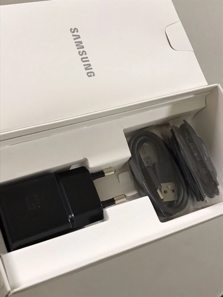 삼성 정품 충전기 + 이어폰 이미지