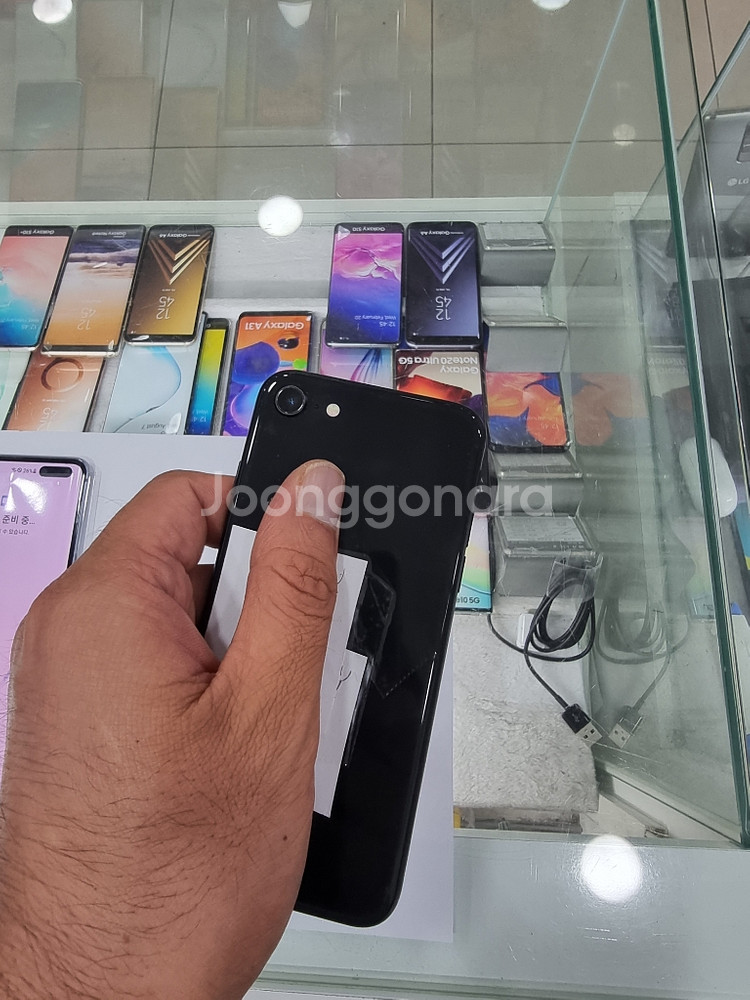 아이폰se2 128G 블랙 정상해지 팝니다--1