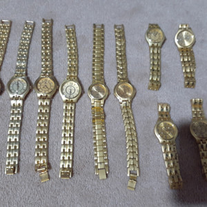 여성용 금장 손목 시계