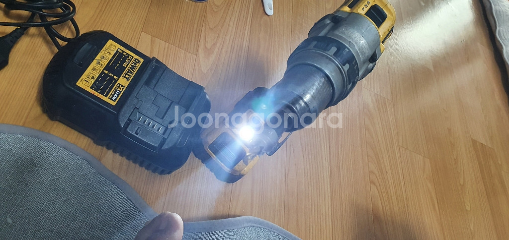 디월트 dcd991 상위 충전드릴 풀구성 싸게팝니다 | 중고나라 카페에서 운영하는 공식 사이트