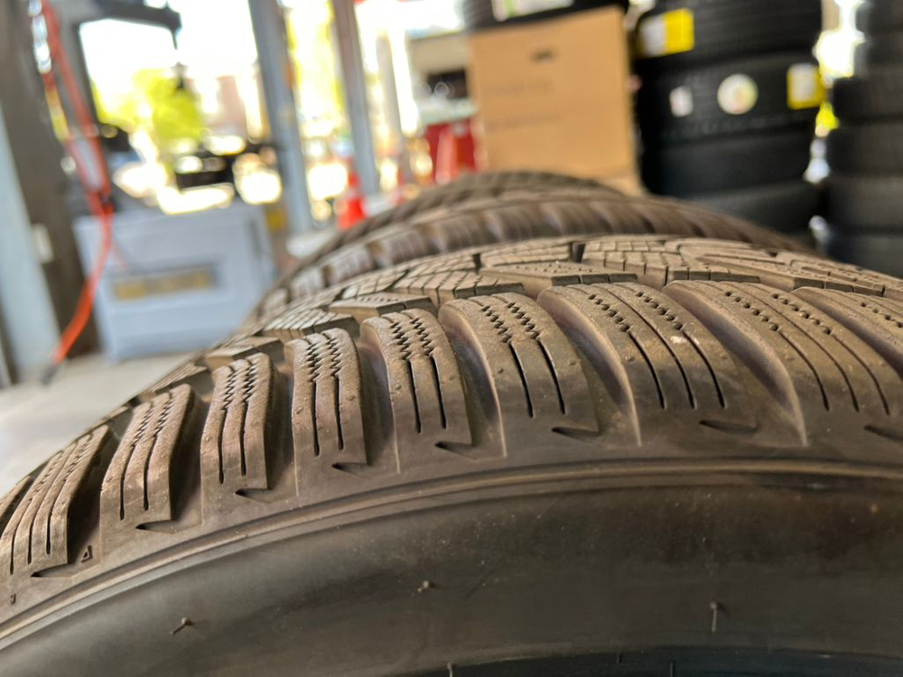 225 40 18 한국 스노우타이어 한대분 팝니다.--2