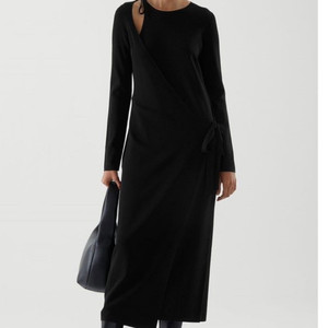 코스 ASYMMETRIC KNIT WRAP DRESS