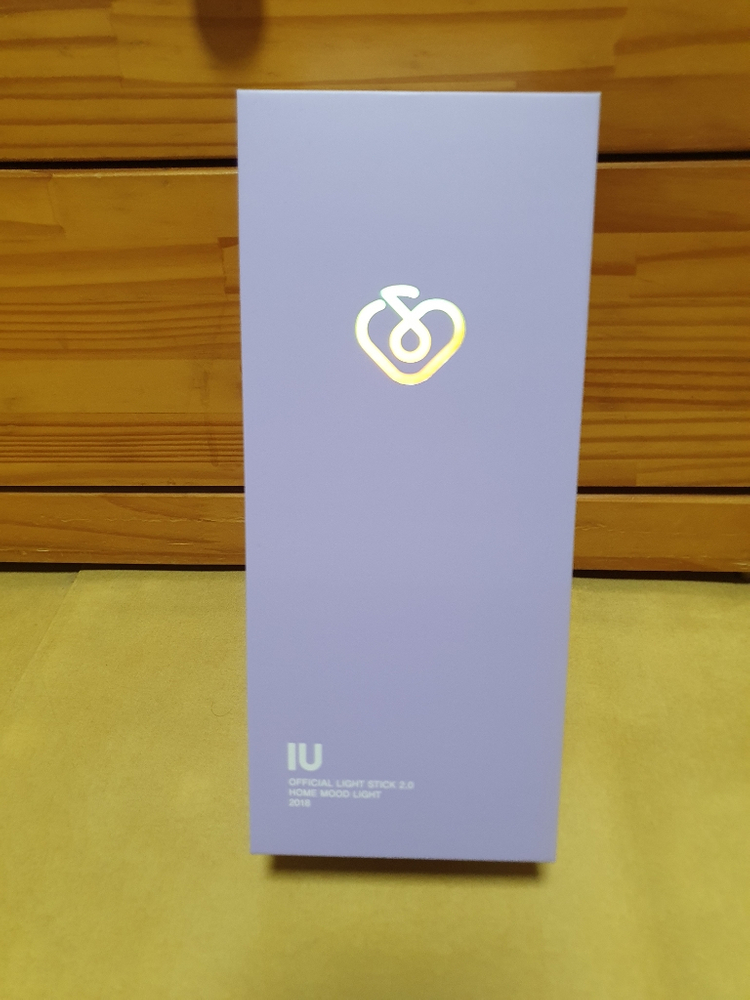 2018 아이유 응원봉 2.0 + 라일락 앨범2종 판매--1