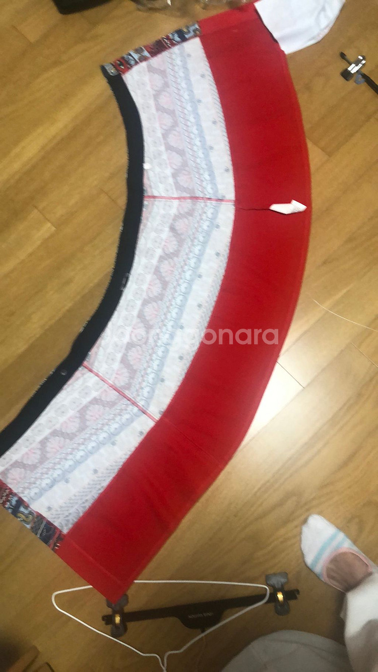 Kenzo 긴팔 티와 랩스커트--2