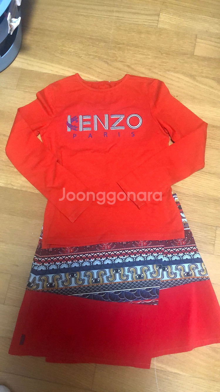 Kenzo 긴팔 티와 랩스커트--3