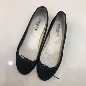 스윗홀릭 스웨이드 플랫슈즈 블랙 225