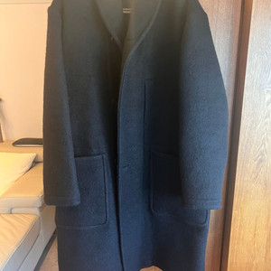 르메르의 블랙 카프탄 코트 판매