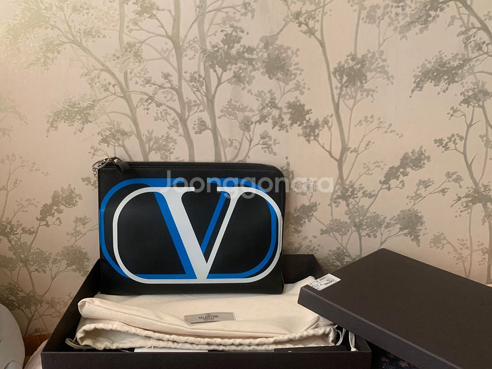 발렌티노 V로고 정품 클러치 팝니다.(급처)--0