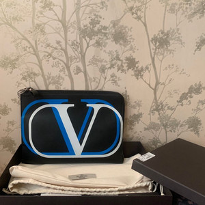 발렌티노 V로고 정품 클러치 팝니다.(급처)