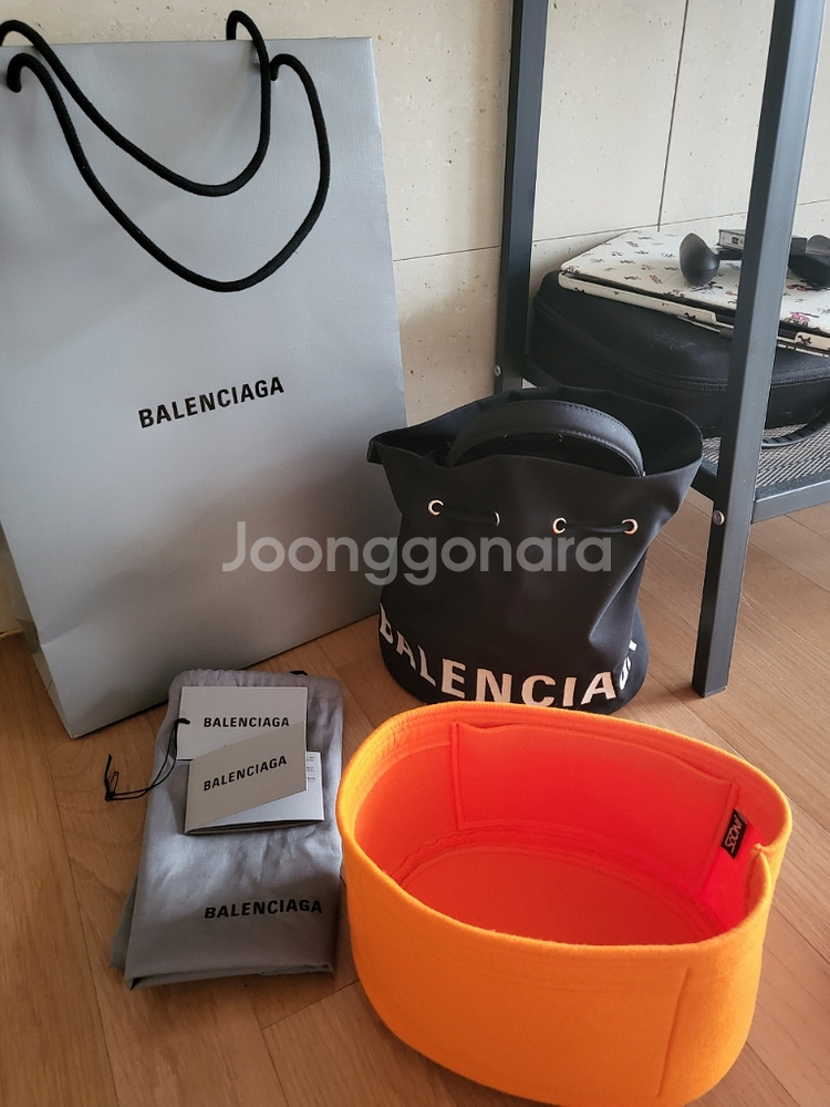 발렌시아가 나일론 버킷백 가격인하--2
