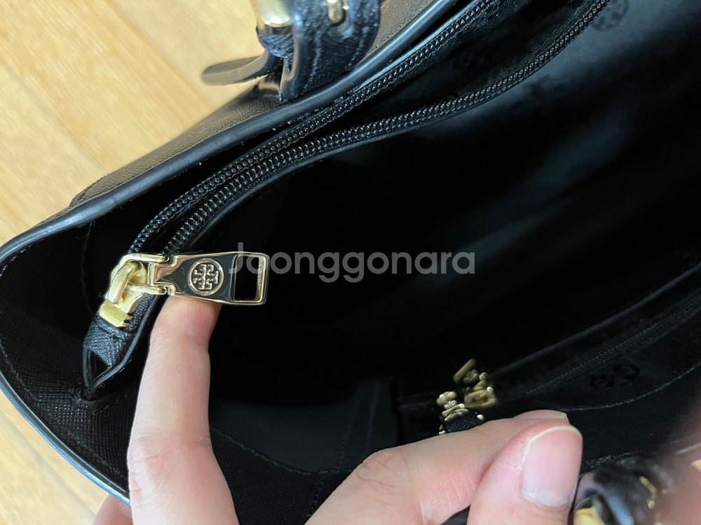 토리버치 에머슨 스몰 버클 토트백 블랙--5
