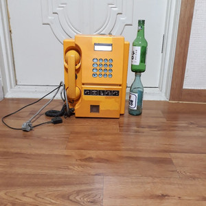 노란색 공중전화기 골동품