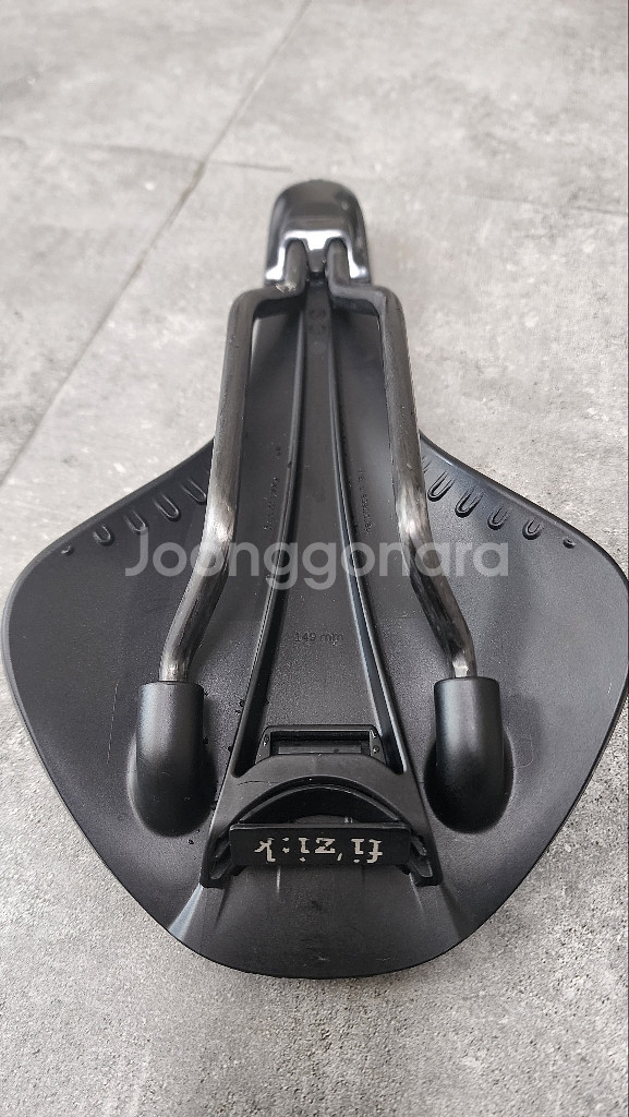 피직 안타레스 버셔스 에보 R1 어댑티브 3D 안장--3