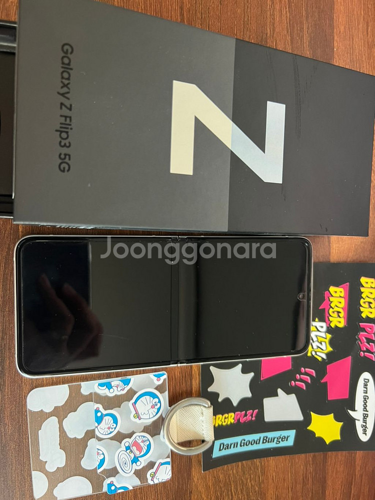 Z플립3 크림색 256g sk랑 kt 한개씩 있어용--8