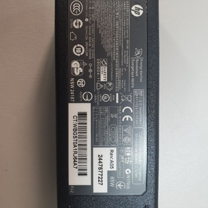 HP PD 65W 타입 C 정품 충전기 판매 합니다.