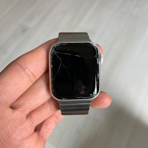 애플워치6 40mm 액정파손 팝니다.