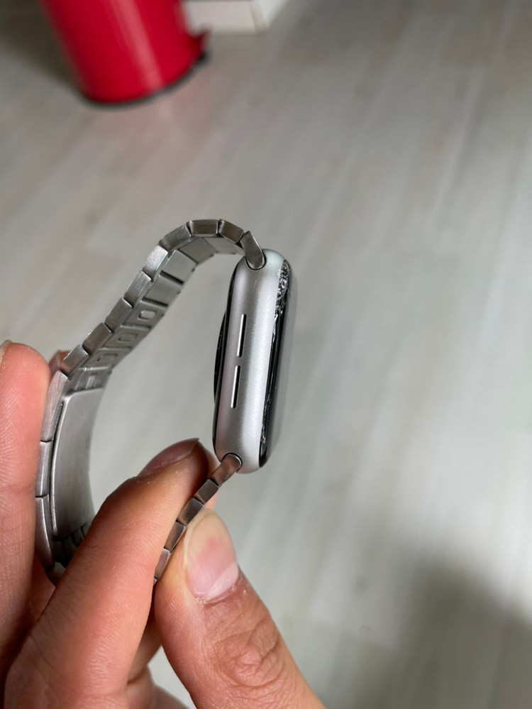 애플워치6 40mm 액정파손 팝니다.--2