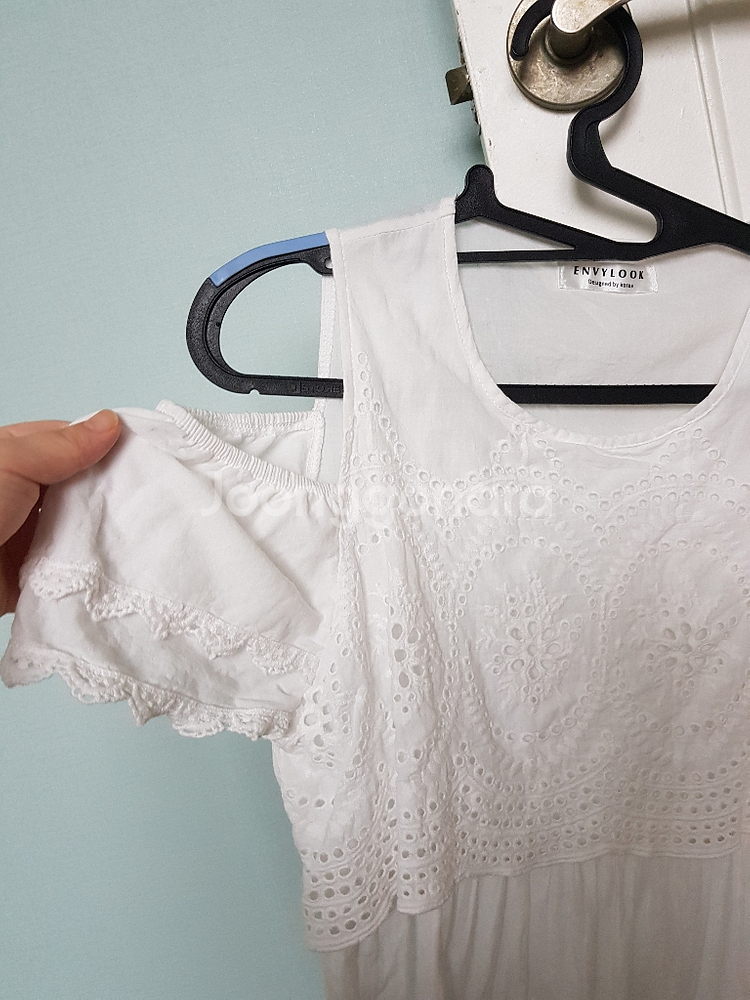 화이트 펀칭레이스 오프숄더 블라우스--2