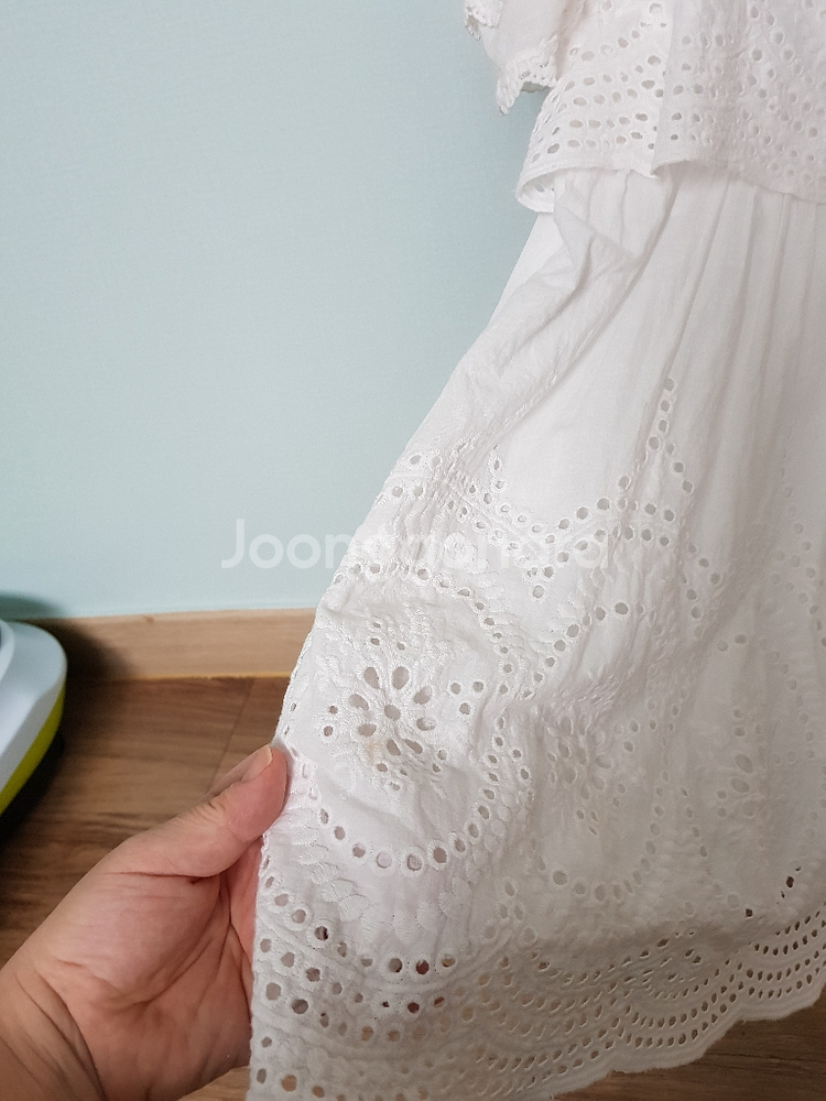 화이트 펀칭레이스 오프숄더 블라우스--1