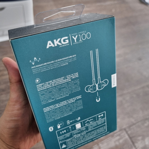 AKG Y100 이어폰입니다. 풀박스구요. 개봉안한