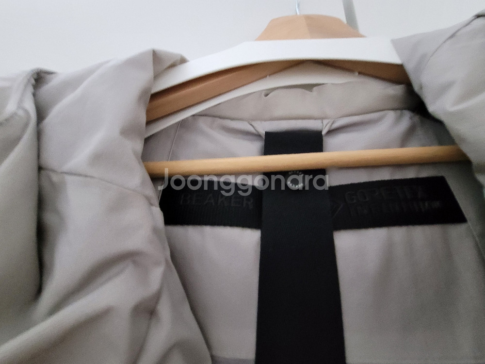 비이커 x 고어텍스 캡슐 컬렉션 다운패딩 팝니다.--2