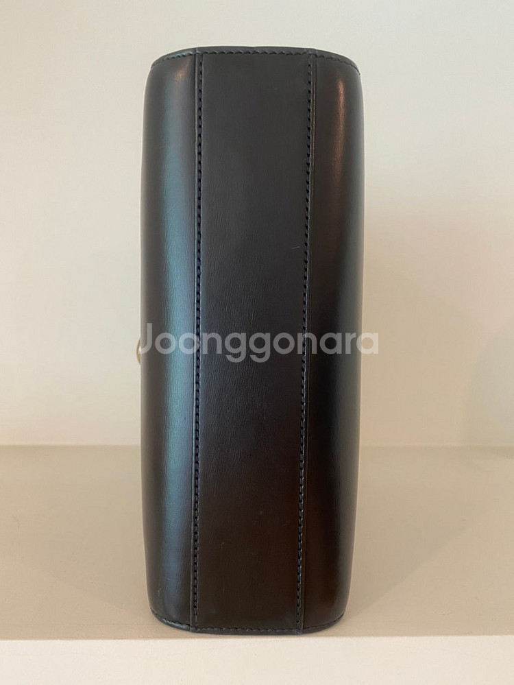 정품 까르띠에 가방 판매합니다.--8