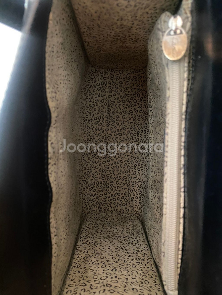 정품 까르띠에 가방 판매합니다.--9