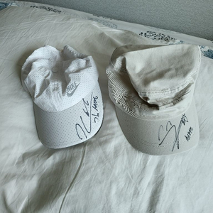 여자 골프 선수들의 사인이 있는 모자 2개 팔아요