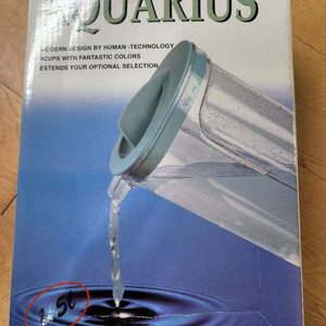 1.5리터 물병과 컵 4개