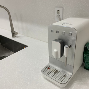 SMEG 전자동 커피머신 화이트 BCC02WHMEU