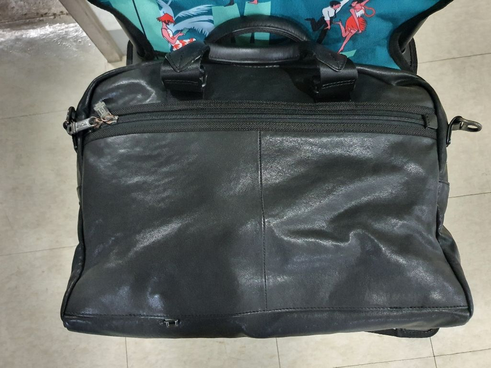 투미 가죽가방--1