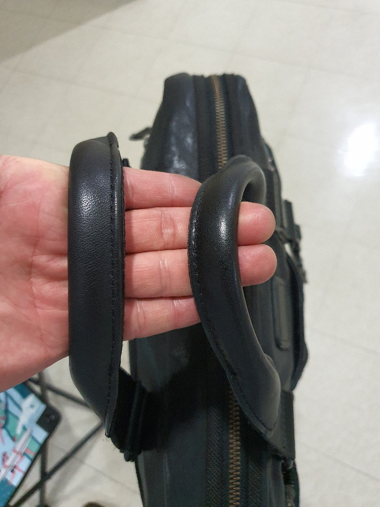 투미 가죽가방--8