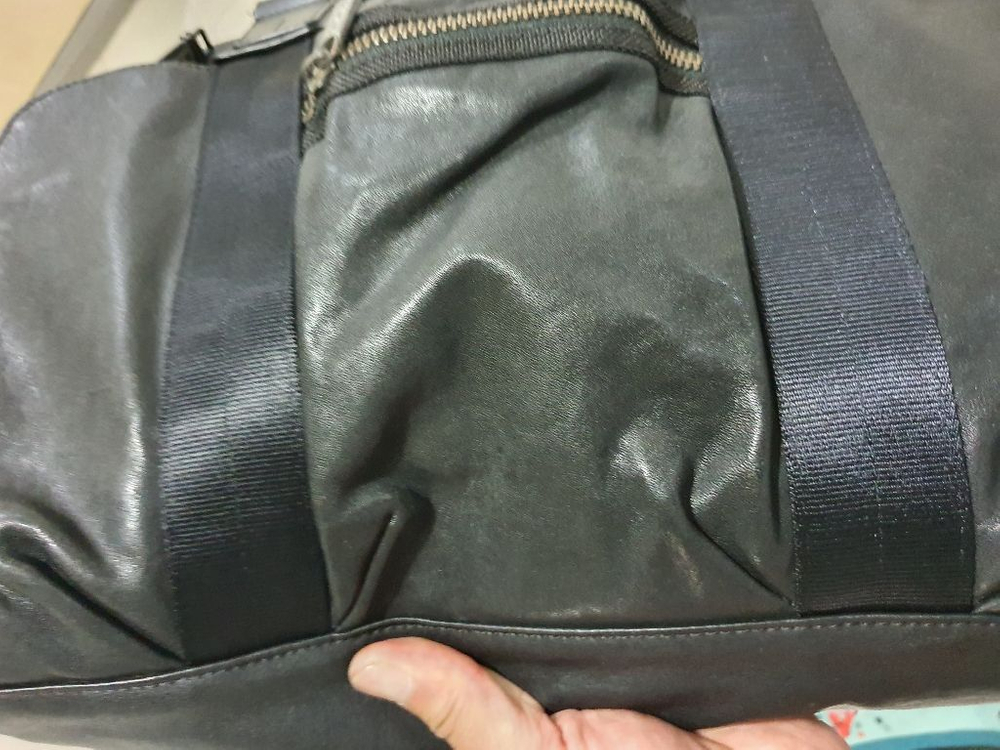 투미 가죽가방--3