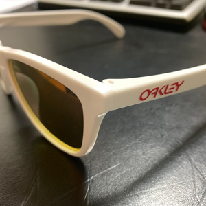 오클리 프로그스킨 편광프리즘 선글라스 입니다.