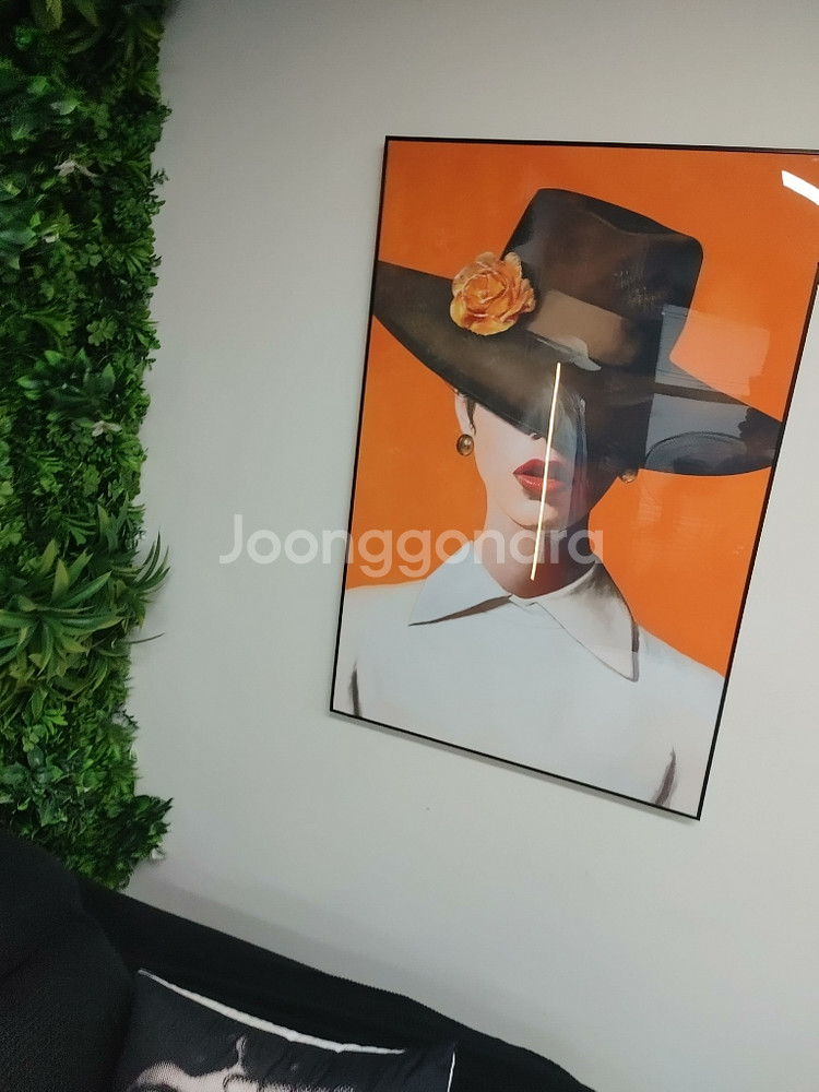 에르메스 풍 모자쓴여인 인테리어액자 그림액자 팝니다--3