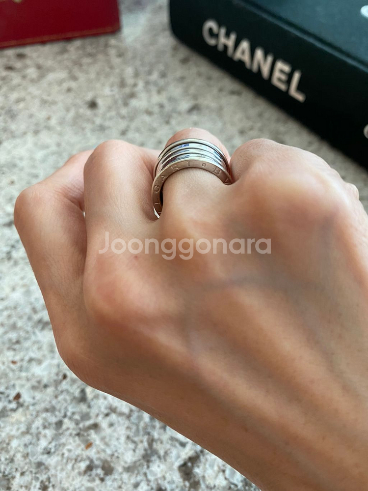 불가리 화이트 골드 (정품) 반지 팝니다.--5