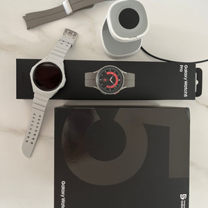 갤럭시워치5프로 45mm 티타늄그레이+거치대세트