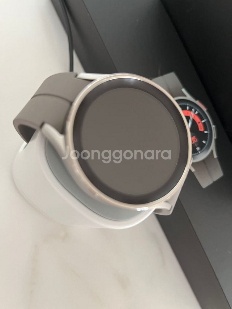 갤럭시워치5프로 45mm 티타늄그레이+거치대세트--2