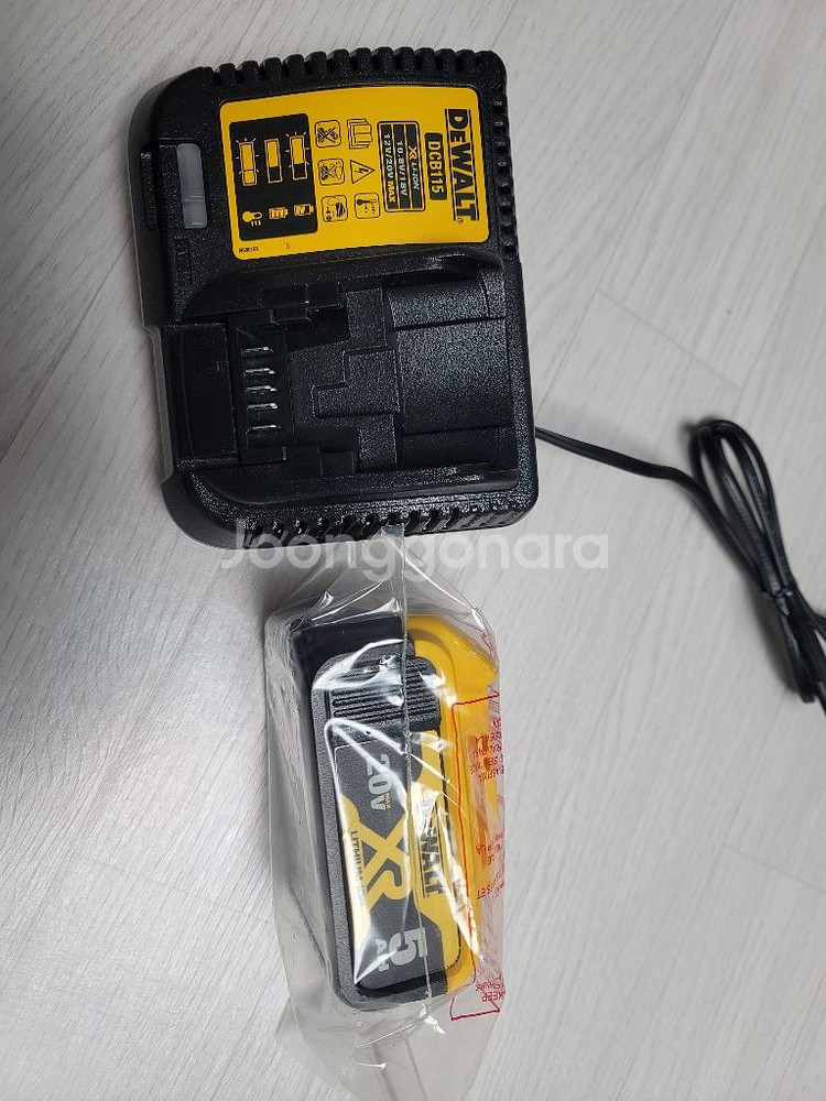 정품 디월트 18v 5.0Ah 배터리 + 충전기 새제품--3