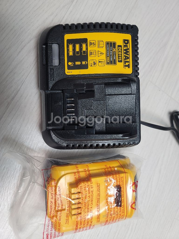 정품 디월트 18v 5.0Ah 배터리 + 충전기 새제품--1