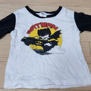 이마트서 구입한 배트맨 티셔츠 (100사이즈)