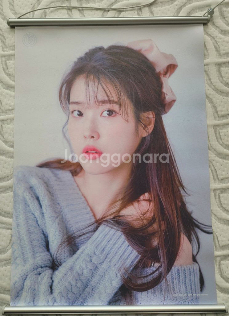 아이유 더 프레젠트 롤포스터 B--0