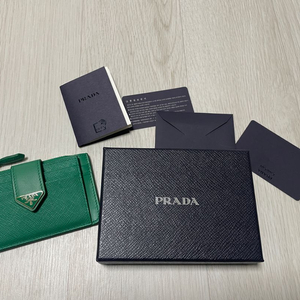 프라다 사피아노 카드 지갑 (그린 색상) (한정 색상)