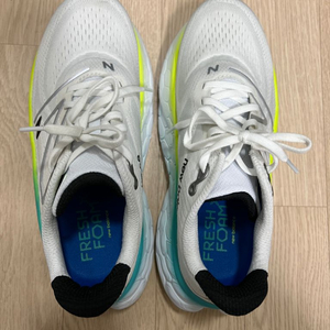 뉴발란스 모어V4