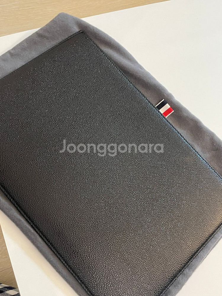 정품 L 톰브라운 페블 삼선 마그네틱 클러치백 L 라지--1