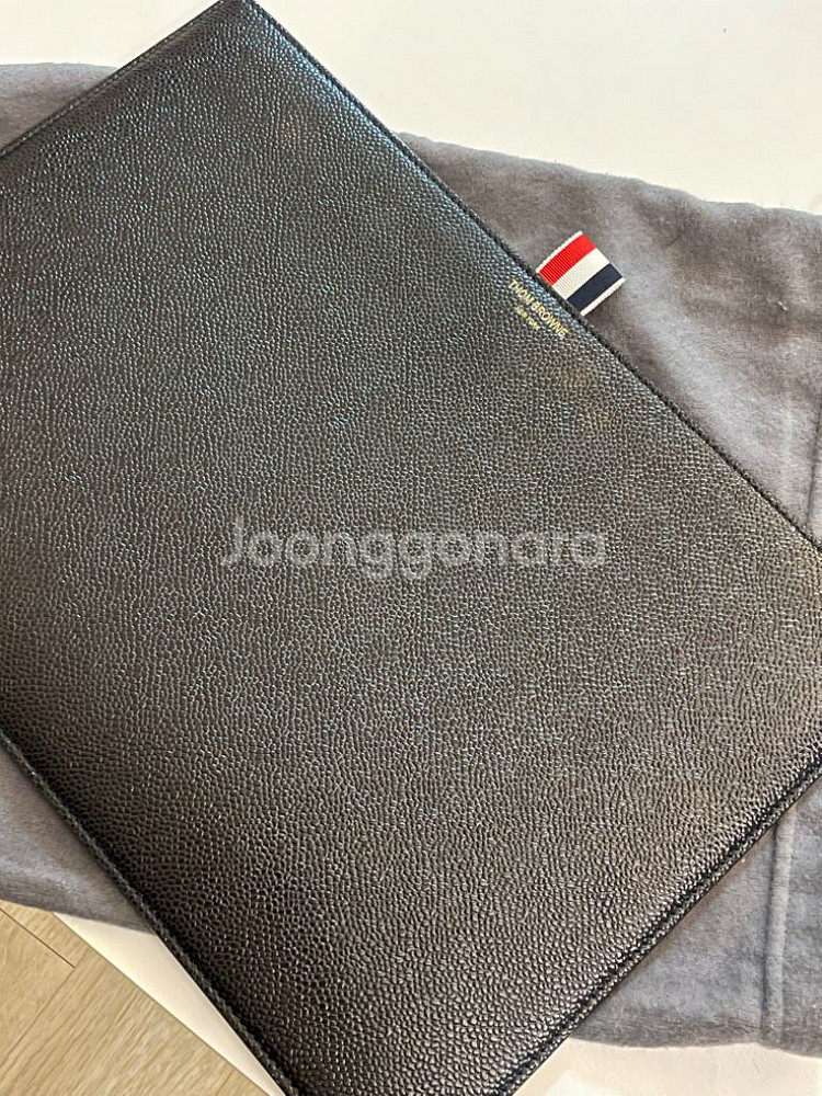 정품 L 톰브라운 페블 삼선 마그네틱 클러치백 L 라지--0