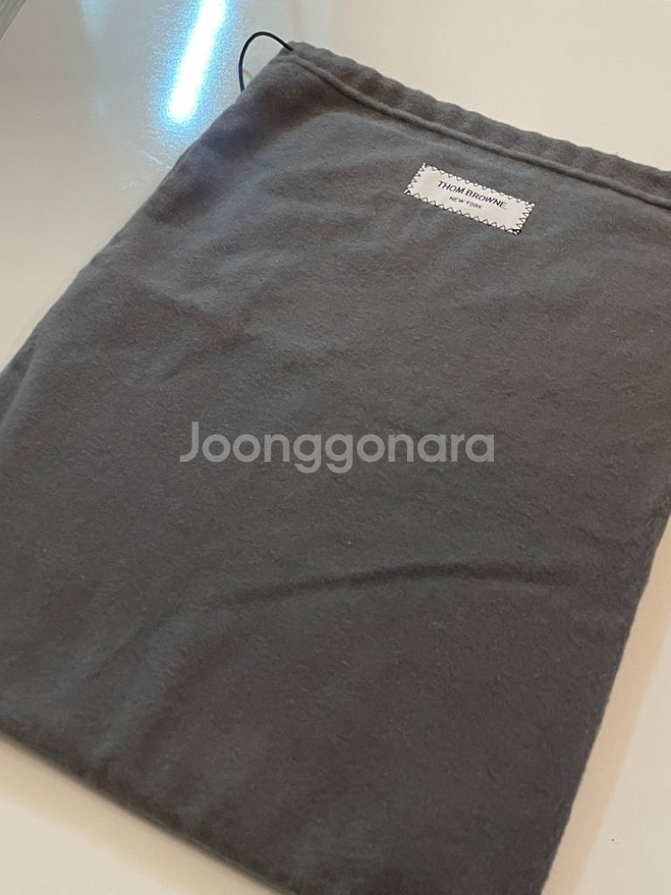 정품 L 톰브라운 페블 삼선 마그네틱 클러치백 L 라지--2