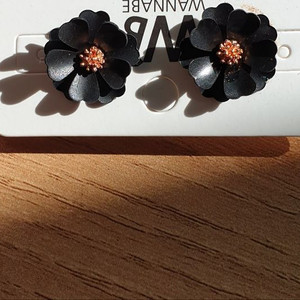 블랙 꽃 귀걸이