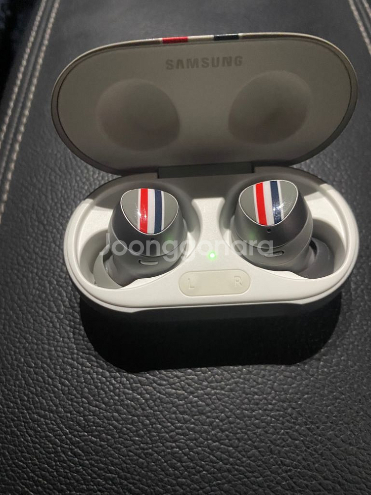 톰브라운 버즈플러스 팝니다.--2