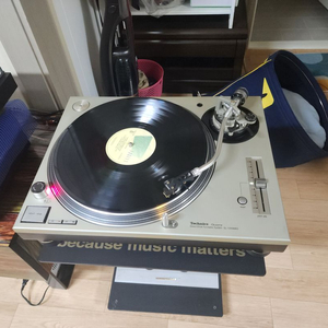 테크닉스 SL-1200 MK5 턴테이블.